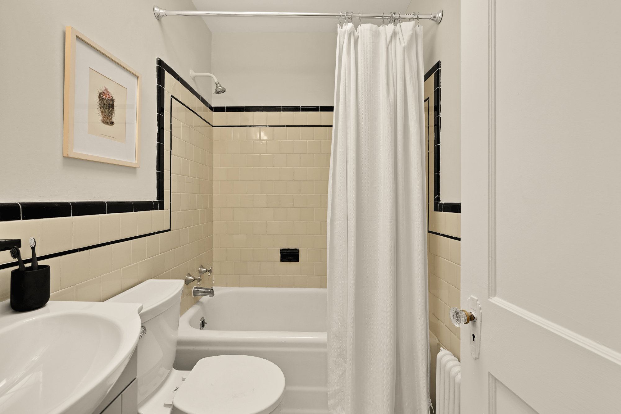 922 Perry PL NE  bathroom
